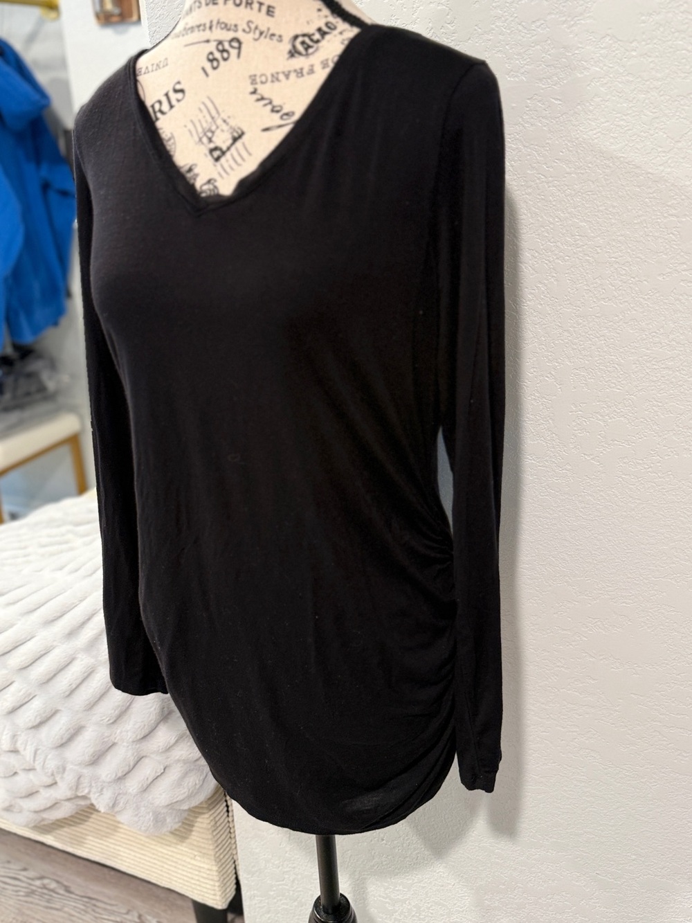 Motherhood Maternity Long Sleeve Ruched Side Top Black Size Medium - Picture 3 of 6